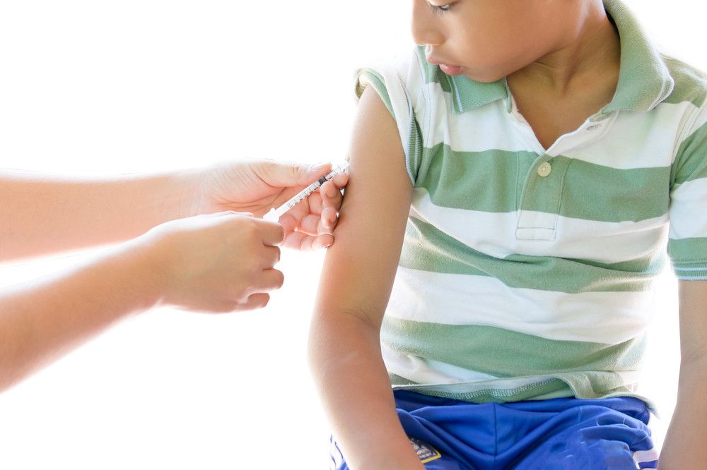 Masuk Musim Hujan, Perlukah Anak Vaksin Influenza? (CNK02/Shutterstock)