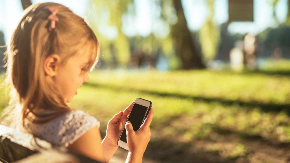Lakukan 4 Tindakan Ini Saat Ada Konten Mengganggu di Ponsel Anak