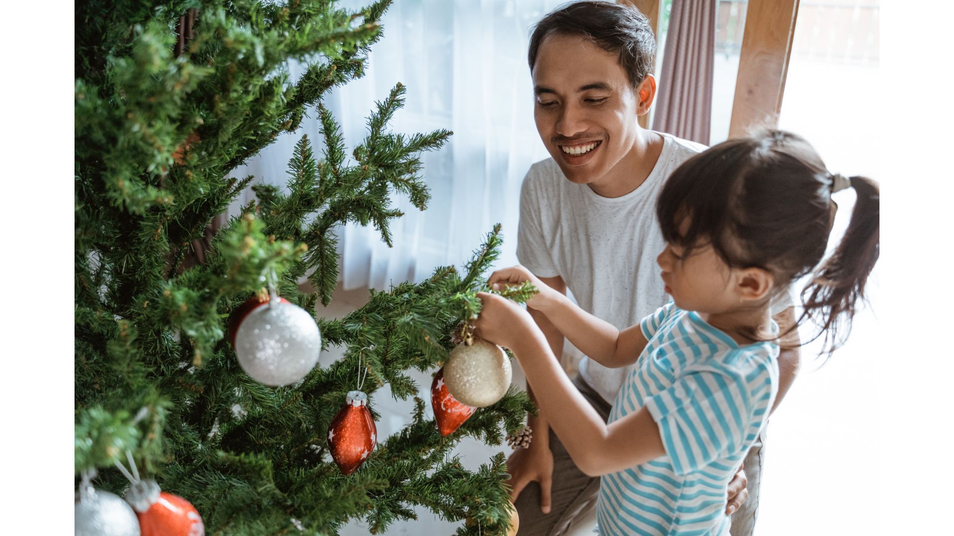 Dampak Baik Menghias Pohon Natal untuk Anak