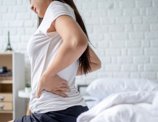 Sering Sakit Punggung Saat Bangun Tidur? Ini Penyebabnya!