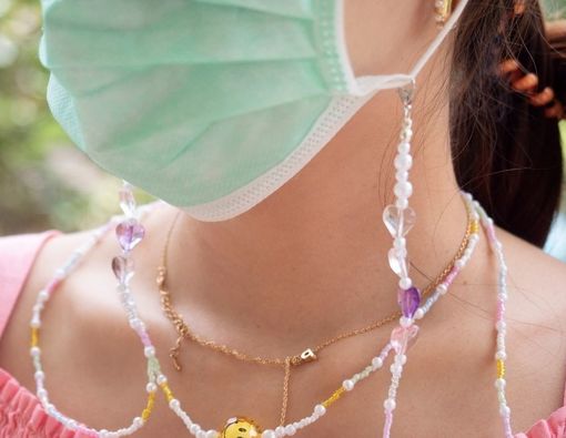 Jadi Tren, Ini Dia Plus-Minus Penggunaan Strap Masker