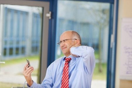 Awas Cedera Leher Karena Keseringan Nunduk Lihat Handphone 