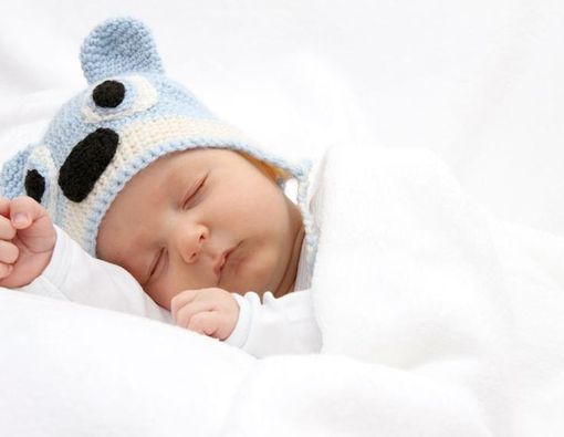 Perlukah Bayi Tidur Memakai Bantal?