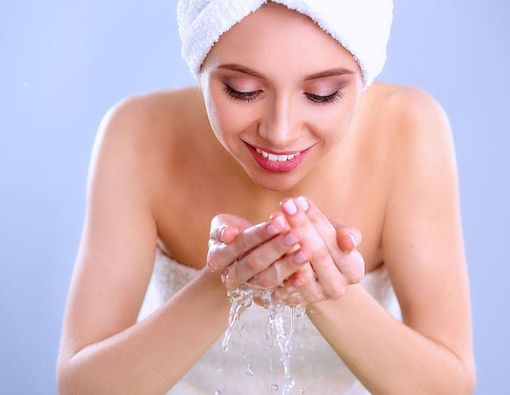 Mencuci Wajah Sebaiknya Pakai Air Hangat atau Dingin?