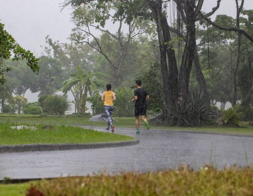 Ingin Olahraga saat Hujan? Ini Manfaat dan Bahayanya!