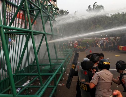 Cegah Masuk Angin Usai Disiram Water Cannon saat Demo Mahasiswa