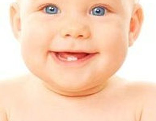 7 Tanda Si Kecil Mulai Tumbuh Gigi