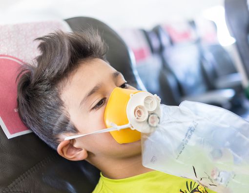 Lakukan Ini Jika Asma si Kecil Kambuh di Pesawat