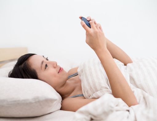 Main Gawai sebelum Tidur Ganggu Kesehatan Mental Remaja