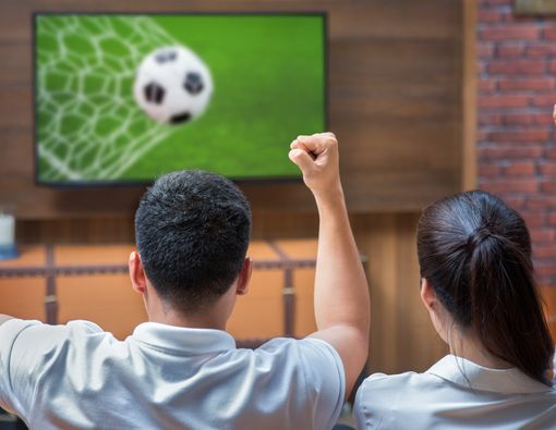 Lapar Saat Nonton Bola Dini Hari, Haruskah Makan?