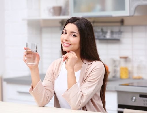 Benarkah Minum Air Putih Bikin Kulit Lembap?