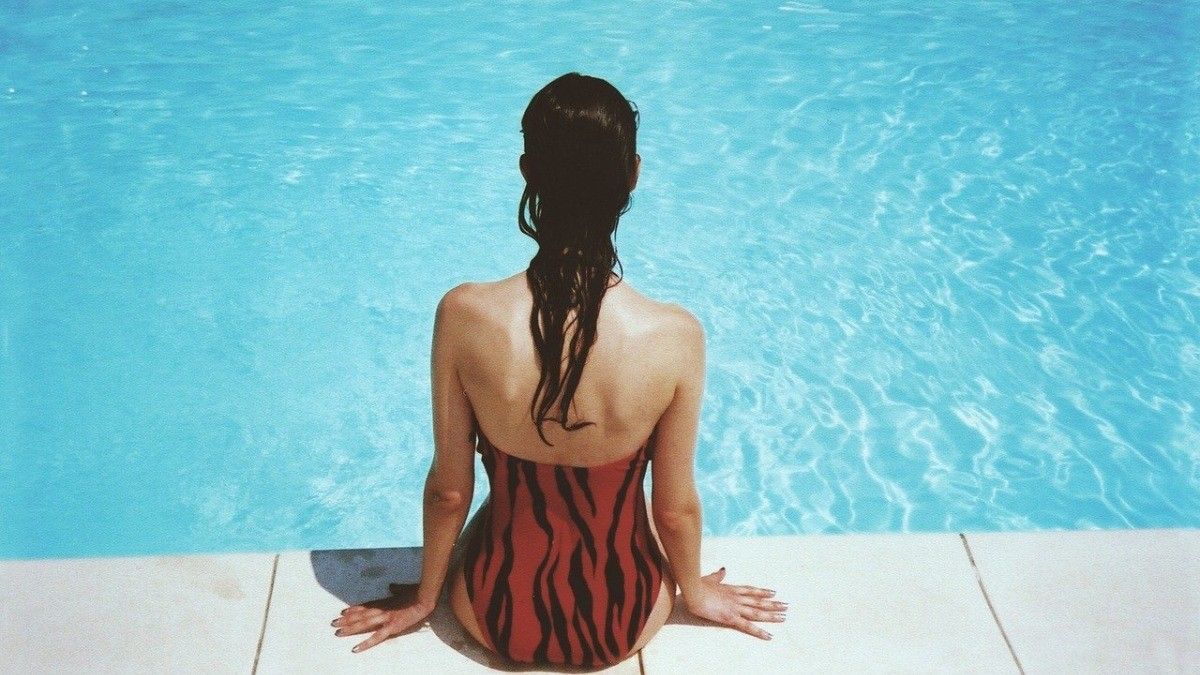 Bahaya Pakai Baju Renang Basah Hingga Kering Sendiri di Badan