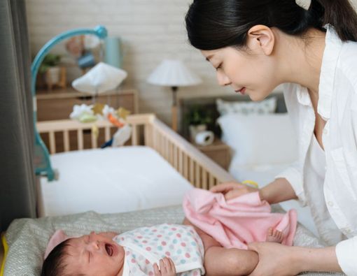 Ada Gumpalan Putih di BAB Bayi, Apa Penyebabnya?