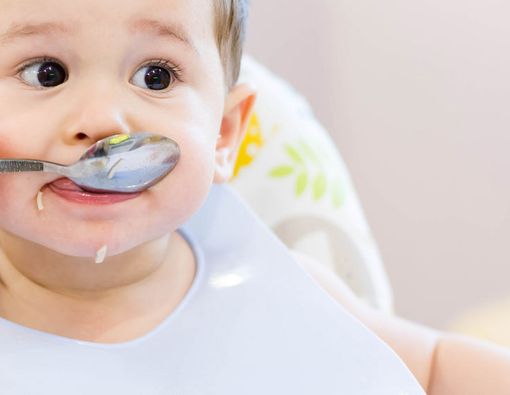 5 Tahap Perkembangan Kemampuan Makan si Kecil