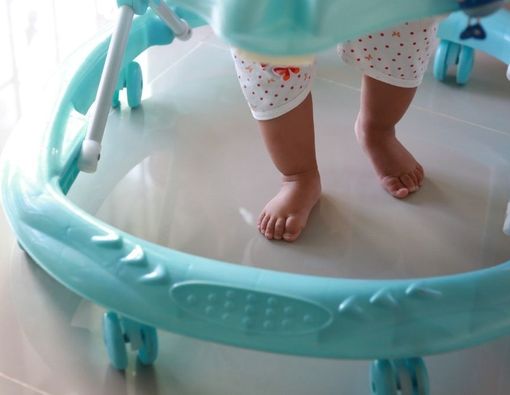 Perlukah Baby Walker untuk Melatih Anak Berjalan?
