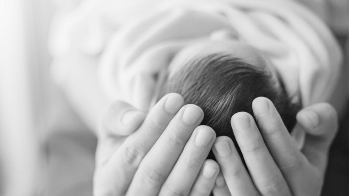 Ilustrasi Bayi Tertular Akibat Disentuh Orang yang Menjenguknya