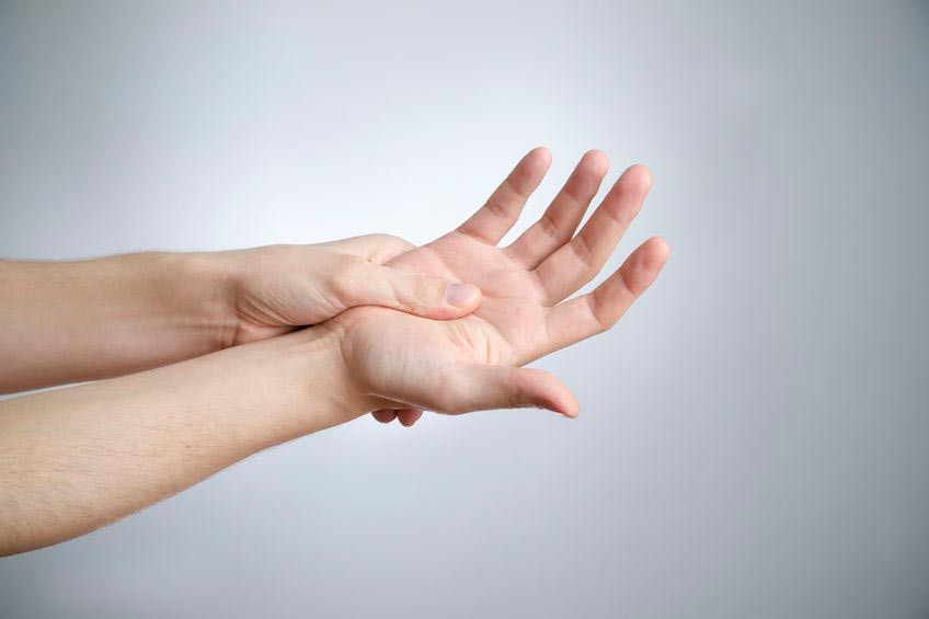 Benarkah Membunyikan Jari Dapat Sebabkan Rematik?