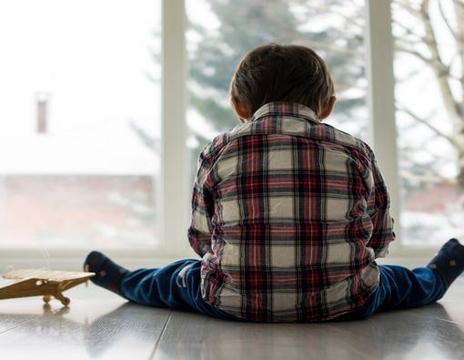 Kenali Internalizing Behavior yang Membuat Anak Tertutup dan Penakut