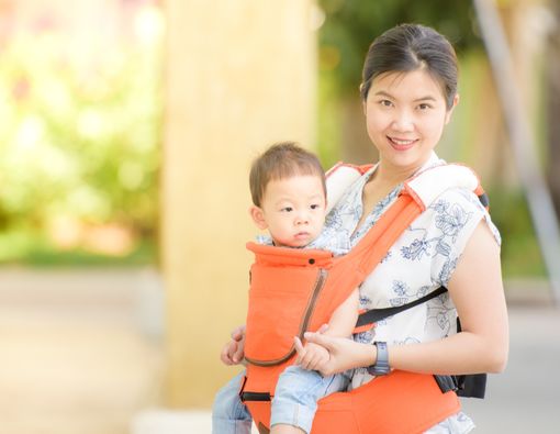 Mana Lebih Baik, Menggendong Bayi atau Menggunakan Stroller?