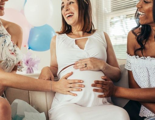 Tertawa Terbahak-Bahak Saat Hamil, Berbahaya untuk Janin?