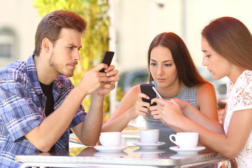 Anda Kecanduan Ponsel? Cek di Sini