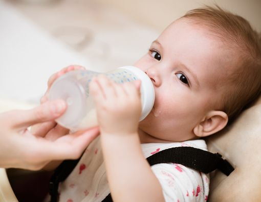 Waktu yang Tepat Mengajarkan Bayi untuk Minum Susu Pakai Dot