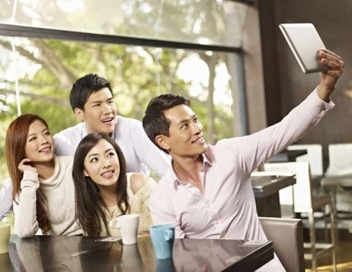 Mengapa Kita Gemar Membuat Foto Selfie?