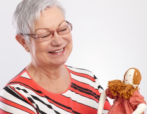 Lansia Bersikap seperti Anak Kecil, Faktor Medis atau Psikologis?