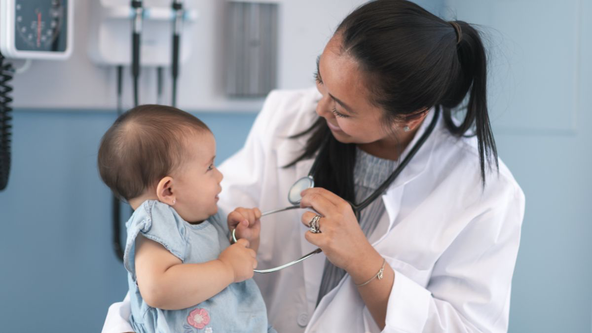 Tahap Perkembangan Bayi 0 - 12 Bulan - KlikDokter