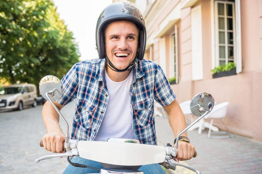 Berkendara dengan Helm Tanpa Kaca Bikin Mata Bermasalah