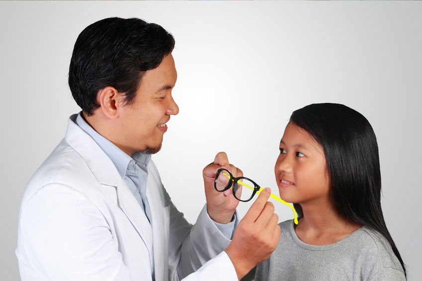 Inilah Tanda-Tanda Anak Anda Perlu Pakai Kacamata
