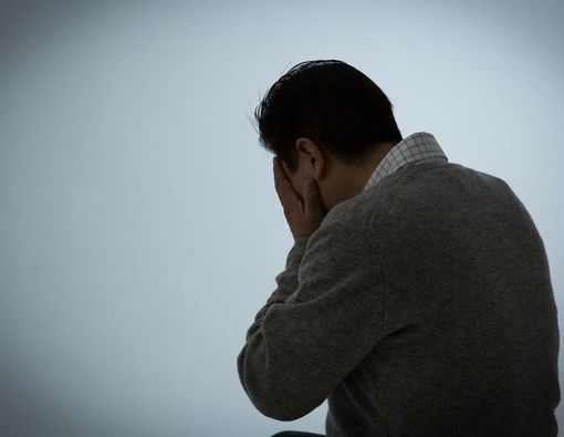 Tanda-Tanda Pria Alami Krisis Paruh Baya