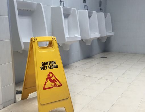 Benarkah Jatuh di Kamar Mandi Bisa Picu Stroke?