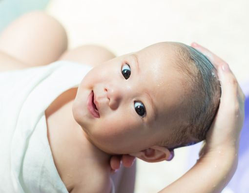 Membersihkan Rambut Bayi, Kapan dan Bagaimana Caranya?