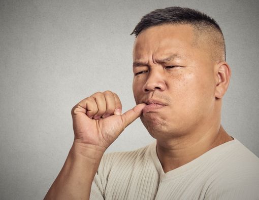 Dampak Negatif Mengisap Jempol pada Kesehatan Gigi Orang Dewasa