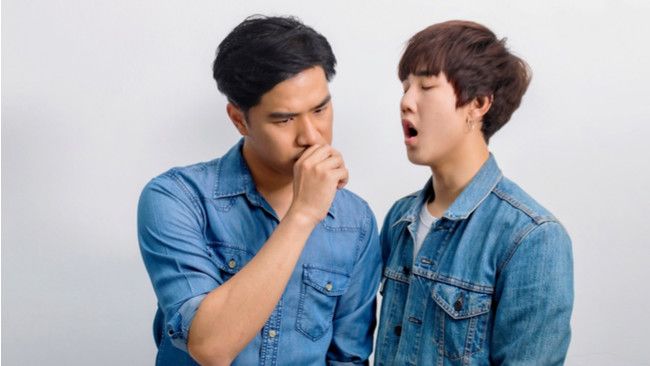 Hilangkan Bau Mulut dengan 5 Cara Alami dan Efektif Ini