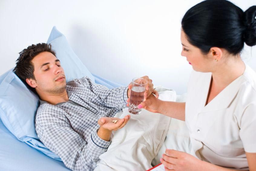 Sederet Bahaya Minum Obat Sambil Tiduran