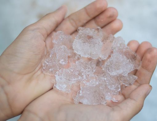 Mengunyah atau Makan Es Batu, Ini Dampaknya pada Gigi