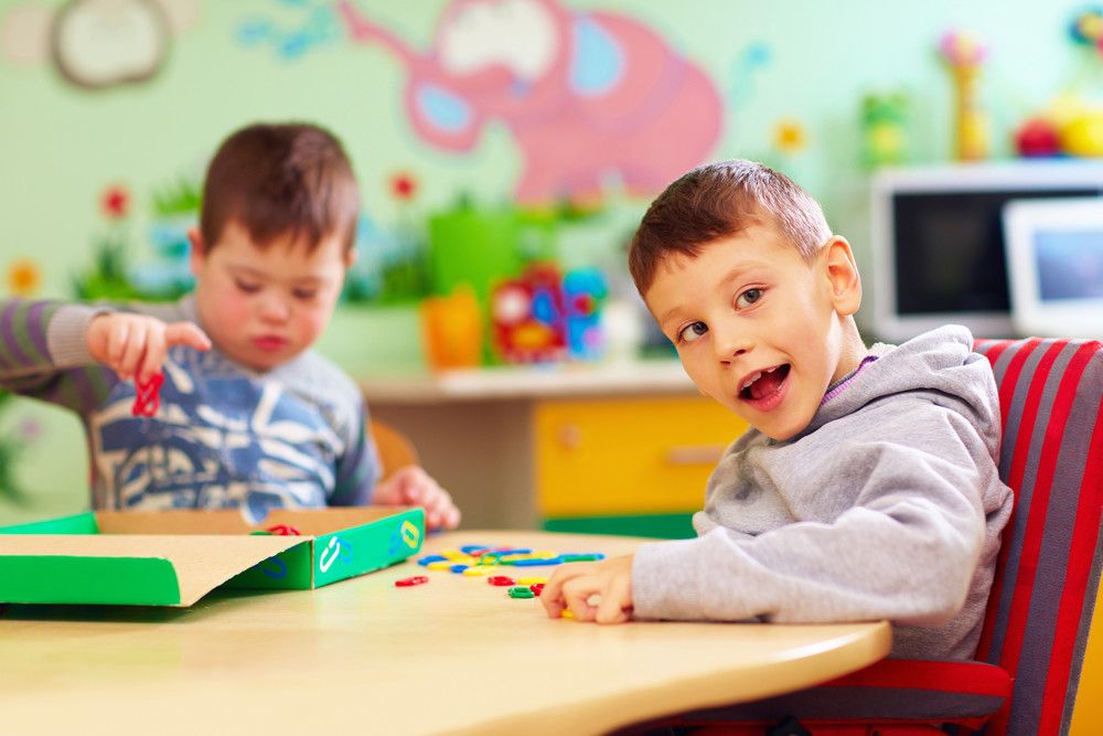 5 Cara Ajari Anak dengan Autisme agar Mudah Bergaul