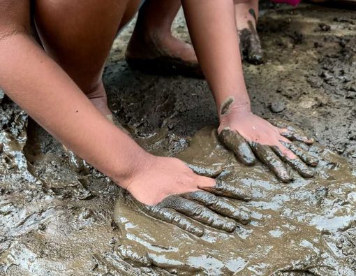 Bahaya di Balik Tren Mandi Lumpur yang Viral