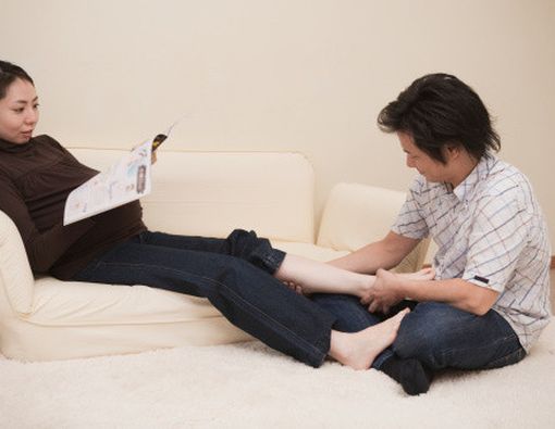 Mendukung Istri Saat Hamil Dengan Pijatan