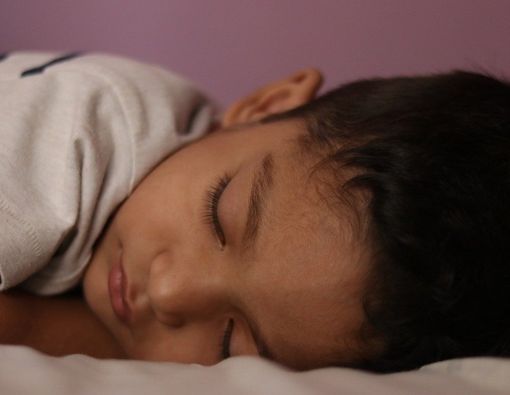 Usia Berapa Anak Sebaiknya Belajar Tidur Sendiri?