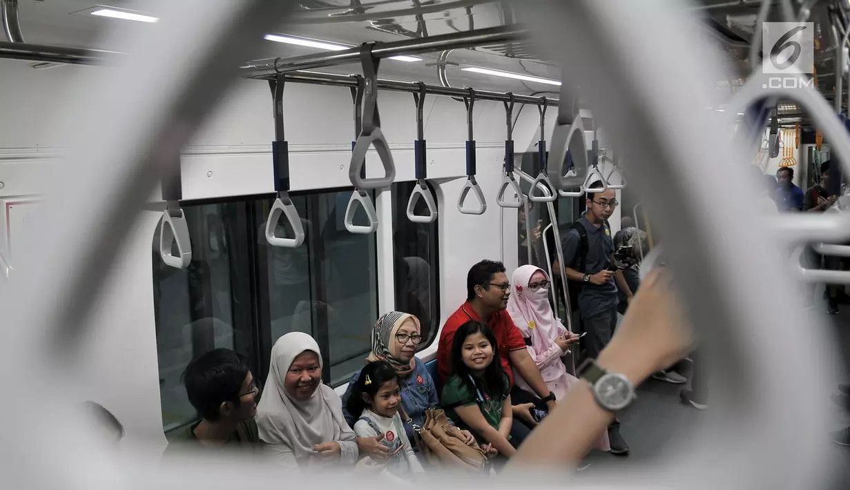 4 Kiat agar Tak Ketularan Radang Tenggorokan Saat Naik MRT