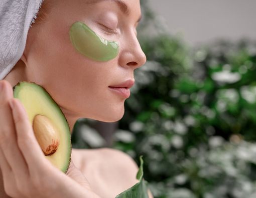 Ini Buah dan Sayur yang Bisa Digunakan untuk Masker Mata Alami!