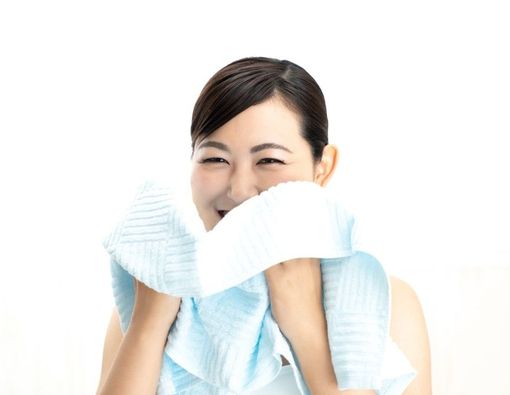 Membersihkan Wajah dengan Handuk Hangat, Benarkah Efektif?