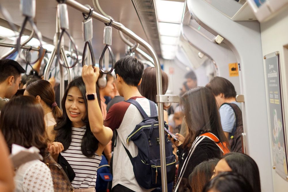 Lakukan Ini agar Bebas Pegal Saat Berdiri Lama di Kereta Komuter