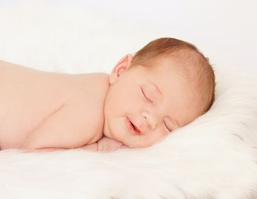 Bayi Tidur Lebih Nyenyak sambil Mengenyot, Benarkah?