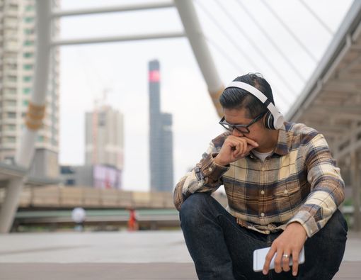 Adakah Manfaat Sehat Mendengarkan Lagu Sedih?