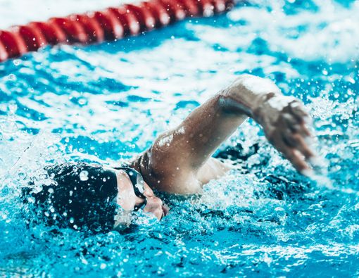 Punya Gangguan Penglihatan, Bolehkah Berenang Pakai Softlens?