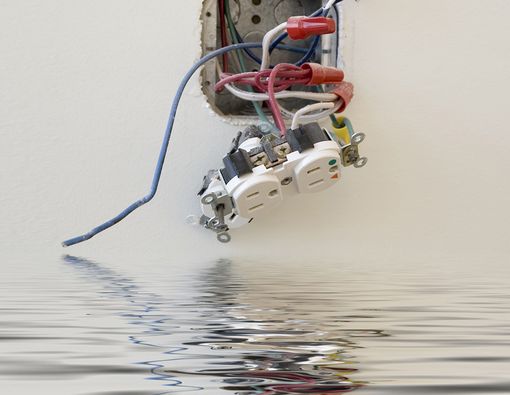 Kiat Menolong Korban Sengatan Listrik saat Banjir